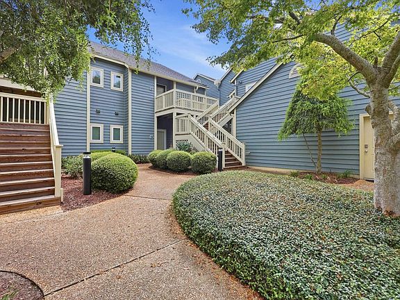 5th image of 800 Castleford Circle #1D