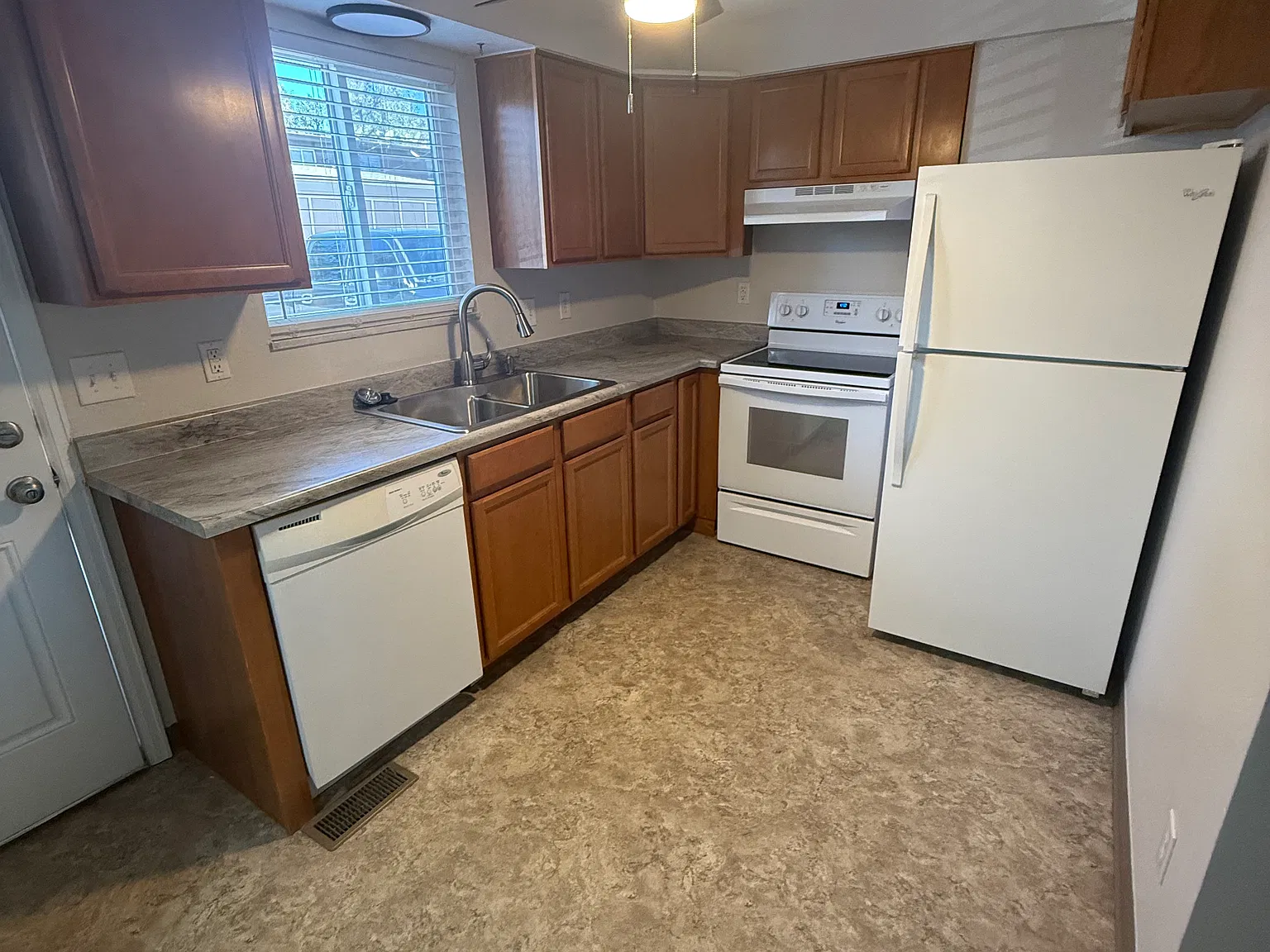 2 bed, 1.5 bath, 870 sqft, $1,575 — Photo 2