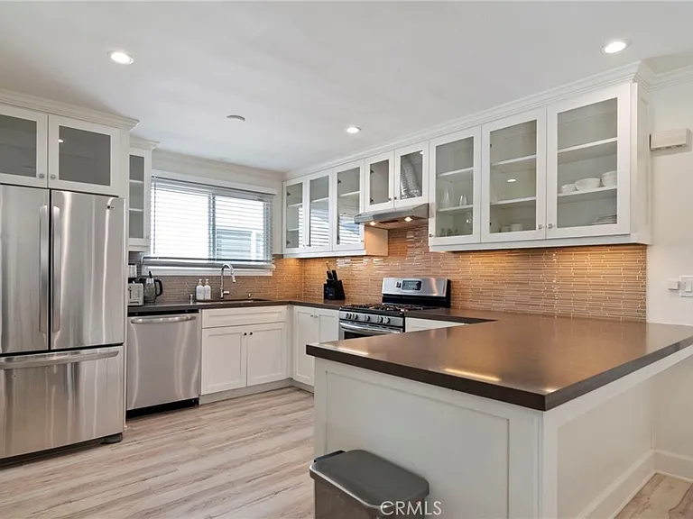 24136 Kittridge St — Photo 10