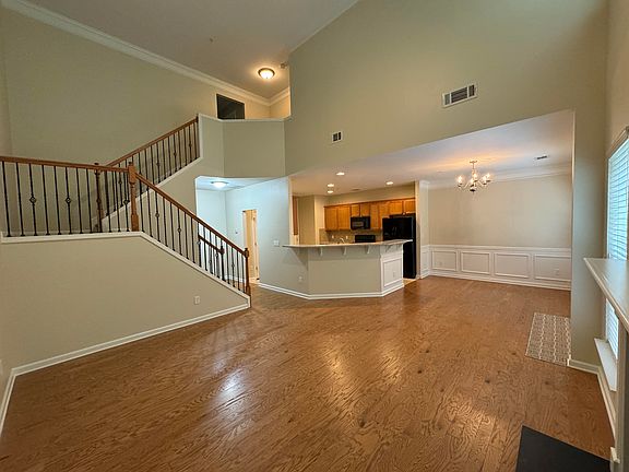 3rd image of 510 Hillside Trl