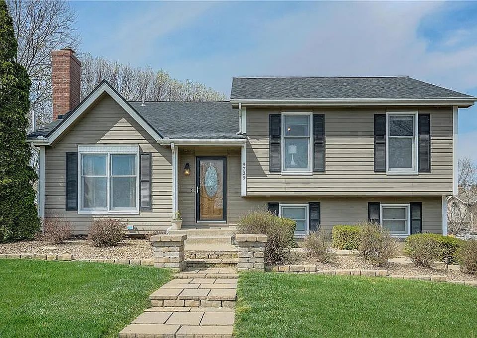 House from street, corner lot at beginning of cul-de-sac.