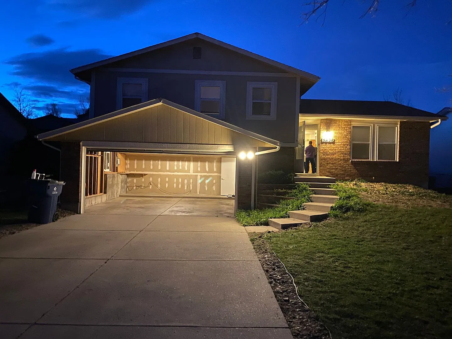 Fantastic 3 Bedroom, 2 Bath, 2 Car Garage, fenced back yard with AC — Photo 2