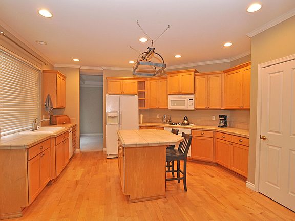 Spacious kitchen with plenty of storage and Pantry