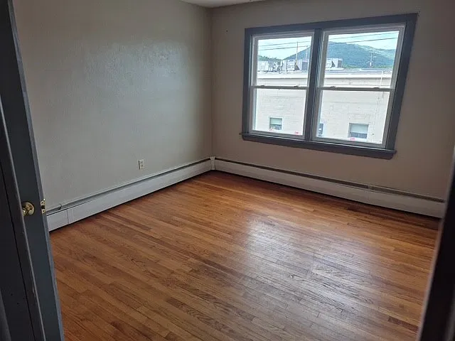 3 bed, $750 — Photo 1