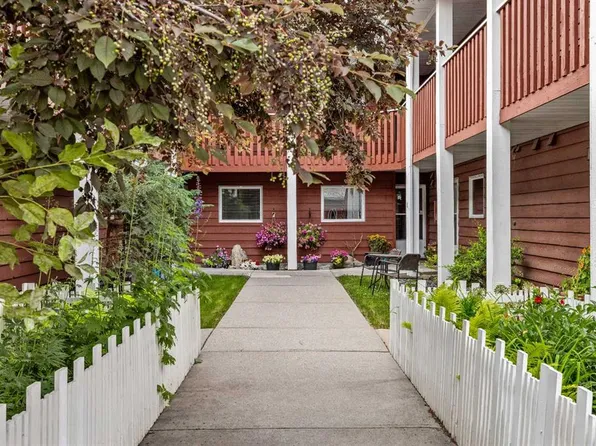 717 S 7th St E #3, Canmore, AB T1W 2C3