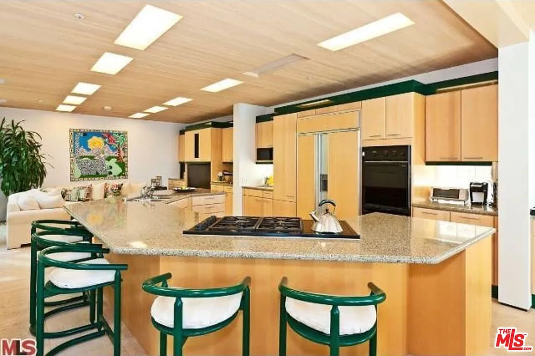 6 bed, 5.0 bath, 3716 sqft, $55,000 — Photo 4