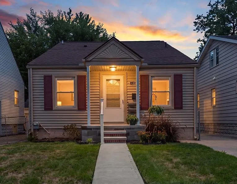 3 bed, 1035 sqft, $2,400 — Photo 1