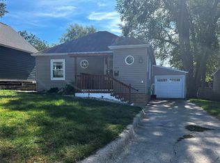 517 W 14th St, Carroll, IA 51401