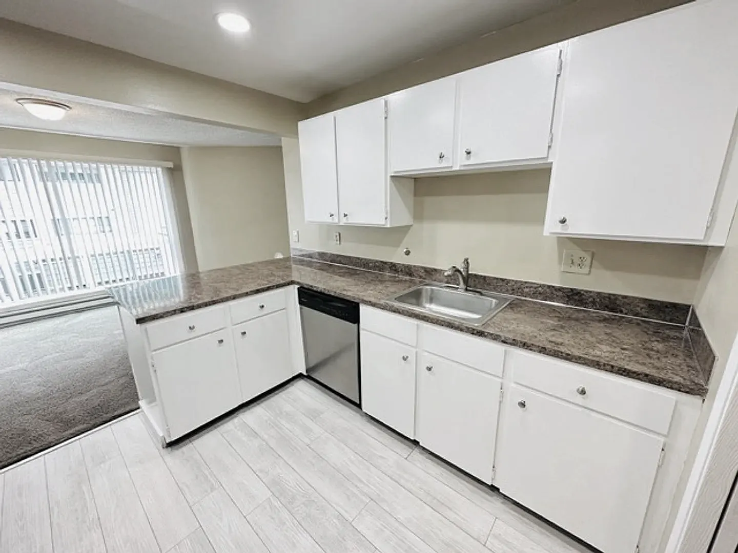 Jackson Park - 2 Bedroom/ 2 Bath Condo **W/S/G included** — Photo 3