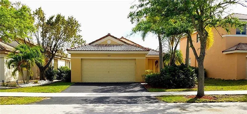 3 bed, 2.0 bath, 1420 sqft, $3,700 — Photo 2