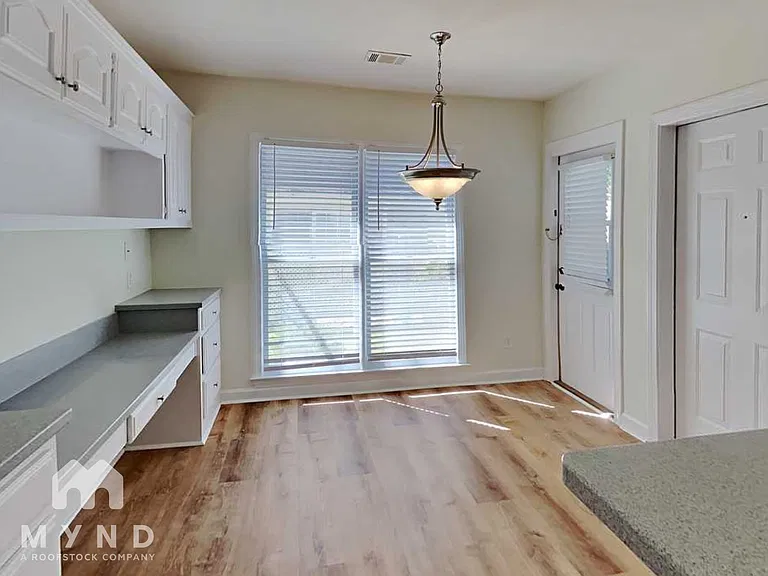 4601 Lake Village Dr — Photo 4