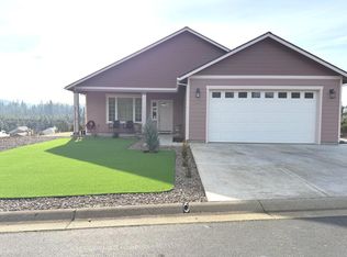 340 Cedar Ridge Dr, Cave Junction, OR 97523