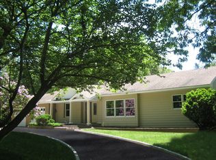 18 Penn Dr, Dix Hills, NY 11746