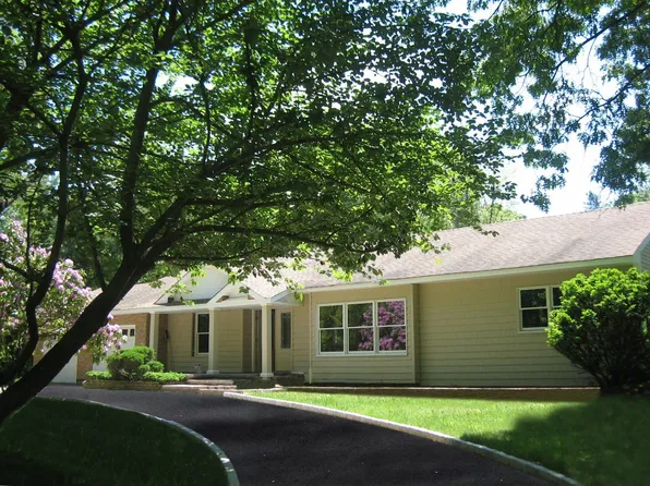 18 Penn Dr, Dix Hills, NY 11746