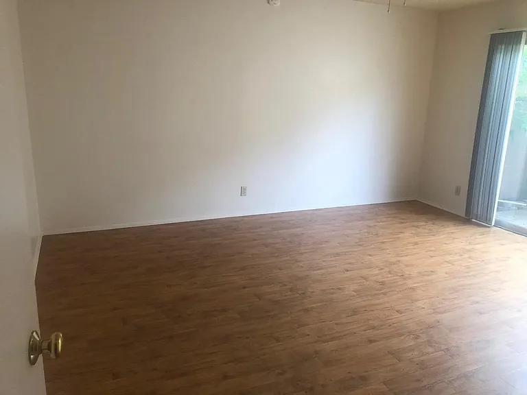 1366 Lafayette Rd — Photo 14