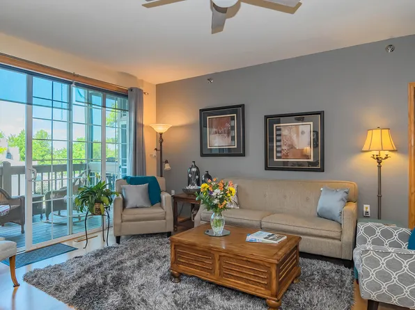 9215 S 51st St #101, Franklin, WI 53132