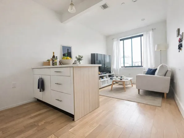 818 Lexington Avenue image 1 of 9