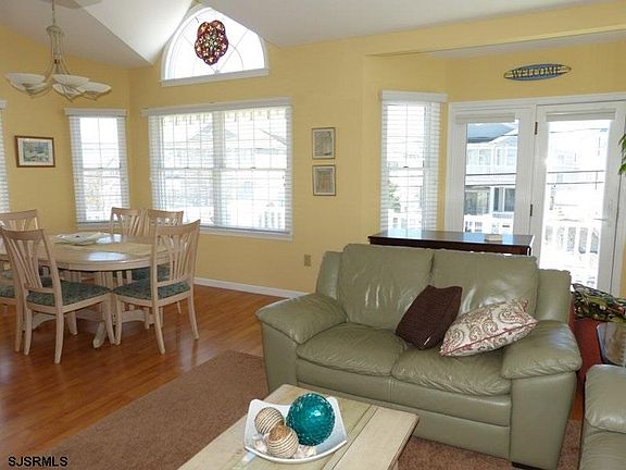 3rd image of 3522 Asbury Ave Floor 2