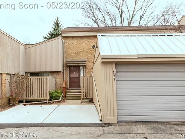 753 Oak Brook Ridge Dr, Rochester, MI 48307