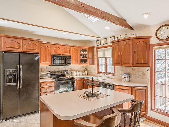 5th image of 14 Loret Ln