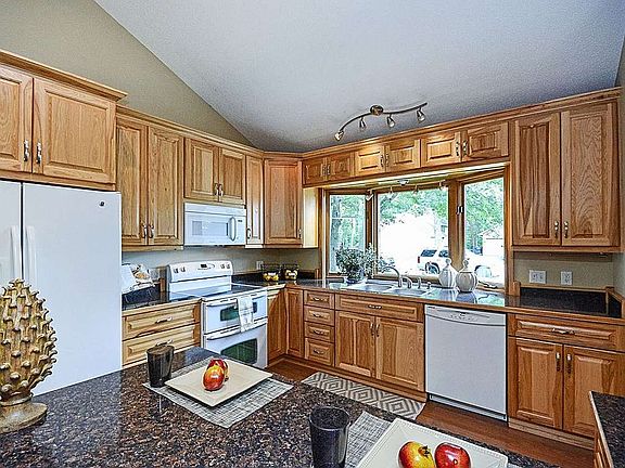 3rd image of 5591 Royal Oaks Dr