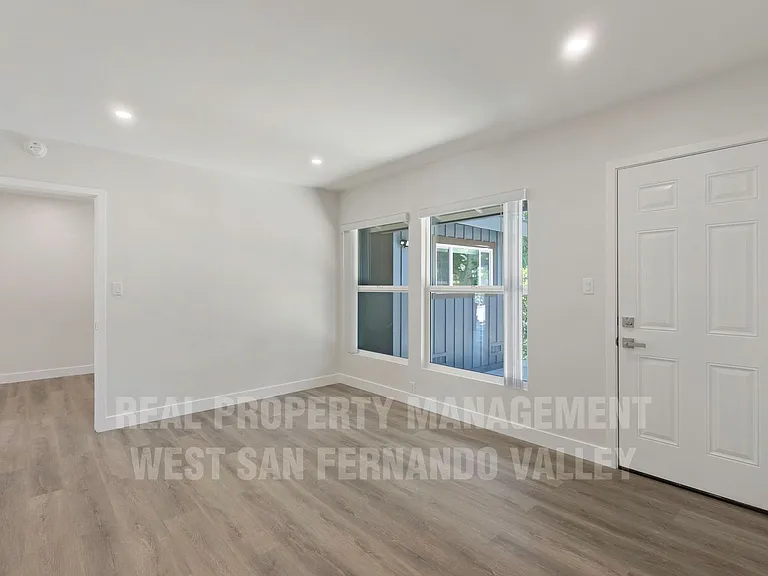 9801 Columbus Ave — Photo 32