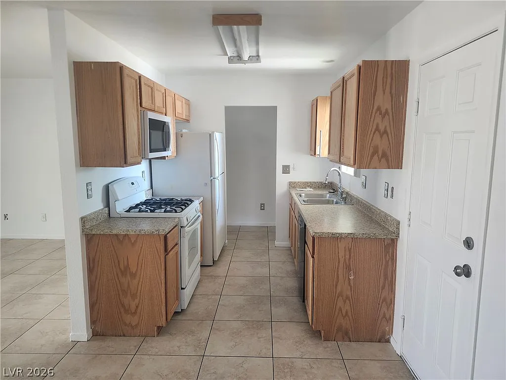 3 bed, 2.0 bath, 1204 sqft, $1,700 — Photo 4