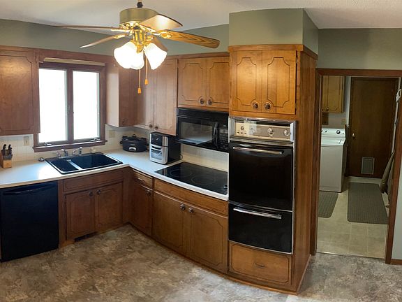 5th image of 2425 Grand Crescent Dr