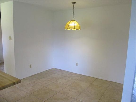 BREAKFAST/DINING AREA