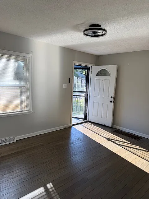 2 bed, 1050 sqft, $1,200 — Photo 2