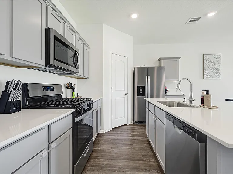 15247 Mayflower St — Photo 7
