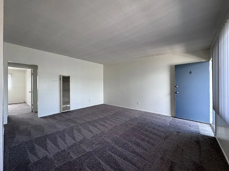 1128 E 12th St — Photo 1