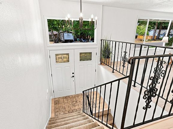 4th image of 605 NE 8th Ave