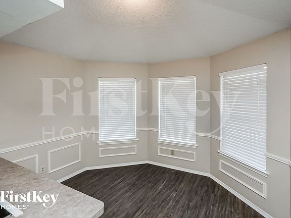 5th image of 1006 Blue Jay Dr