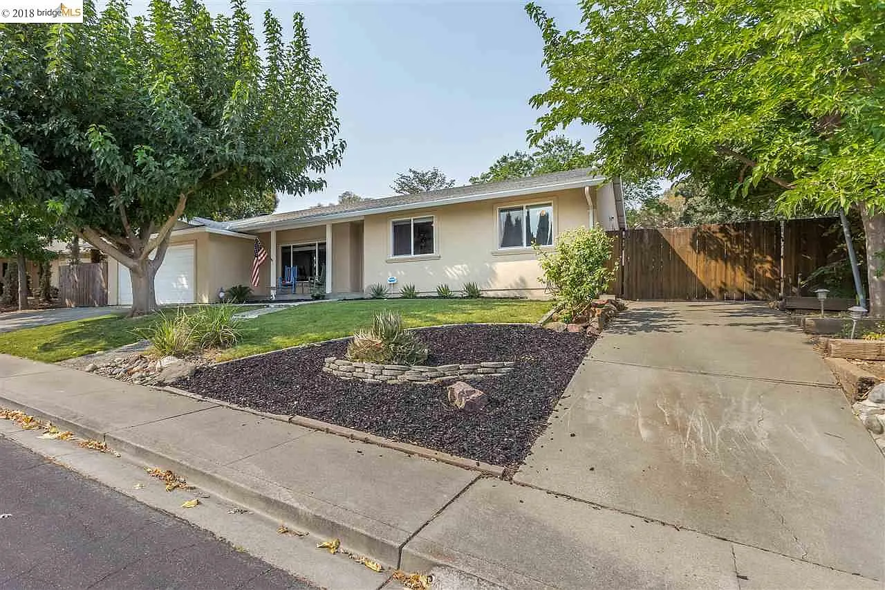 19 Castlewood Dr photo 1