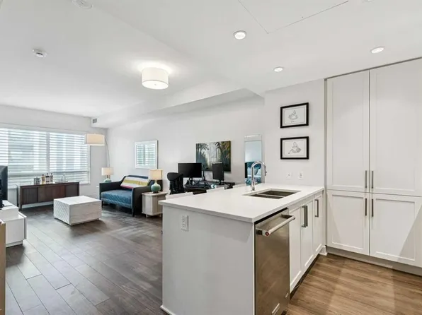 46 W 9th St NE #402, Calgary, AB T2E 7Y1