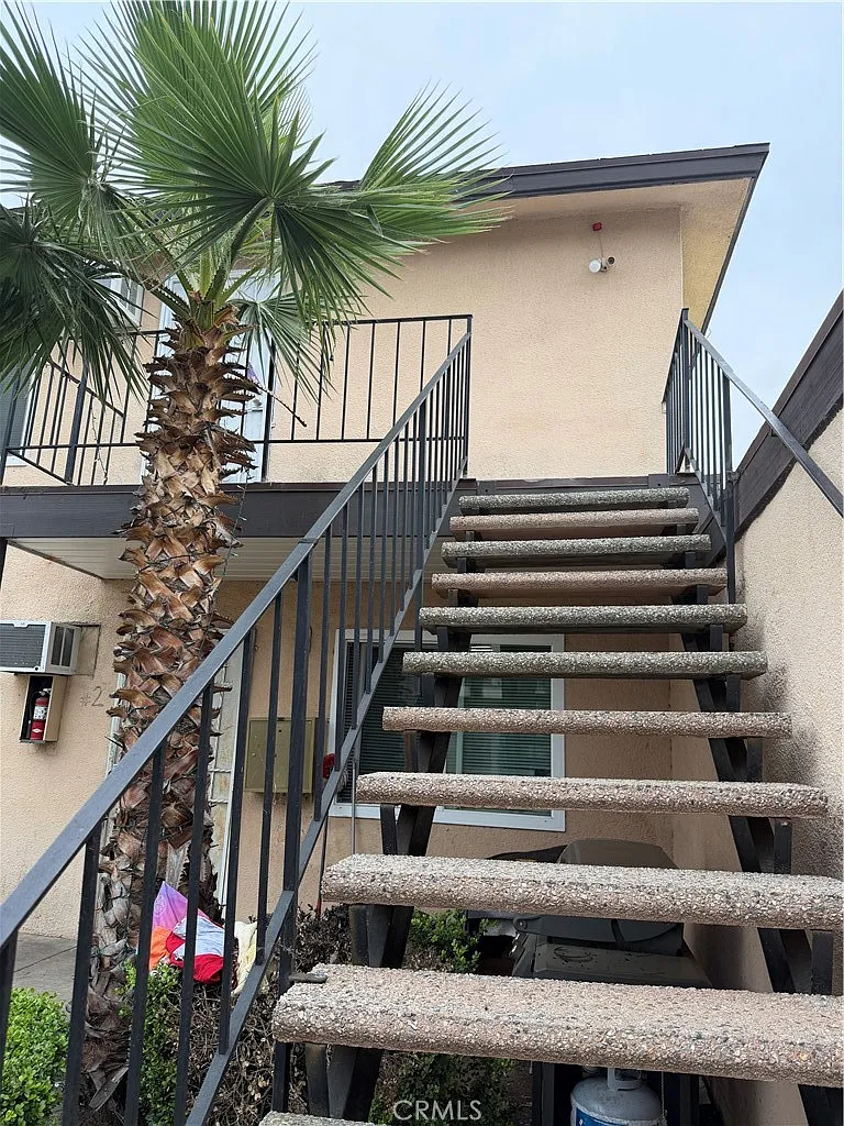 2 bed, 1100 sqft, $2,400 — Photo 2