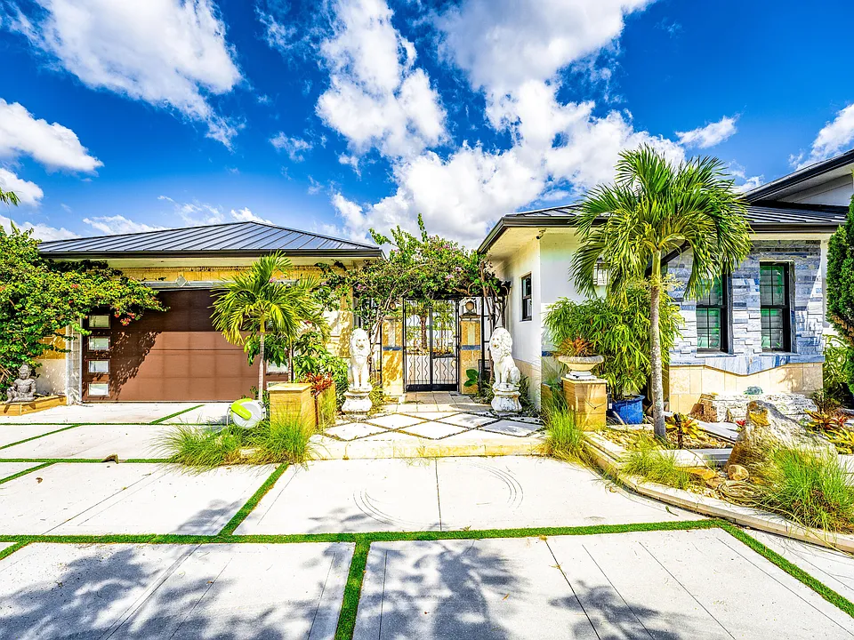 1325 N Mangonia Dr