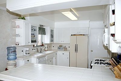 Kitchen with Breakfast Bar