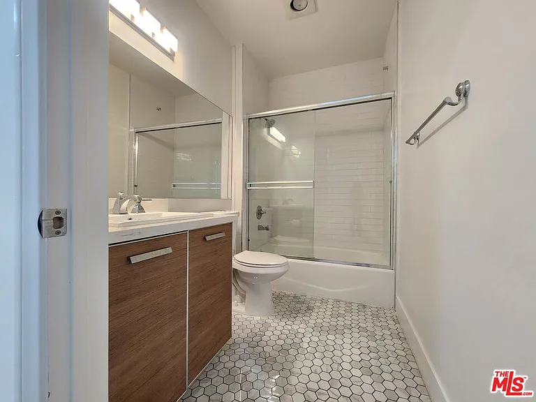 147 S Doheny Dr — Photo 9