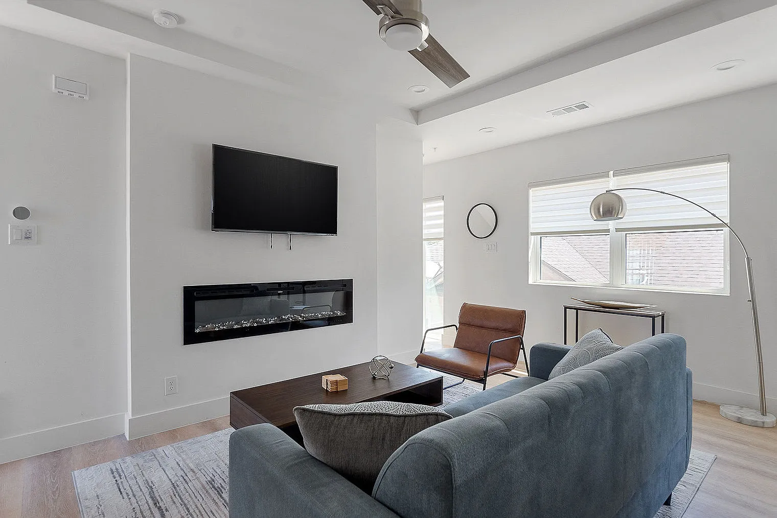 2 bed, 3.0 bath, 1140 sqft, $2,956 — Photo 2
