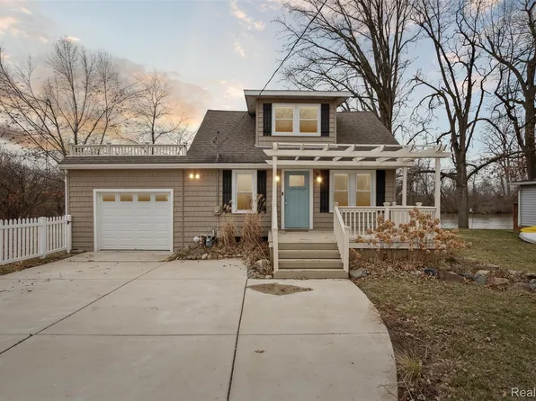 8309 N Custer Rd, Monroe, MI 48162