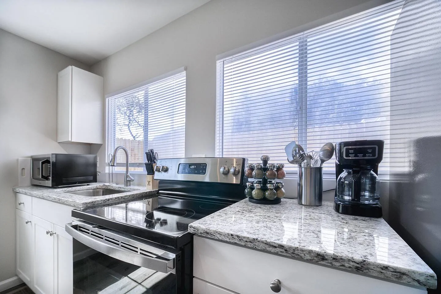 2 bed, 700 sqft, $1,300 — Photo 2