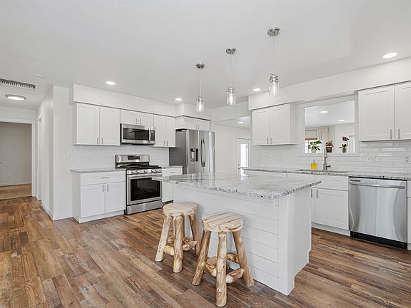 5th image of 520 Rosa St