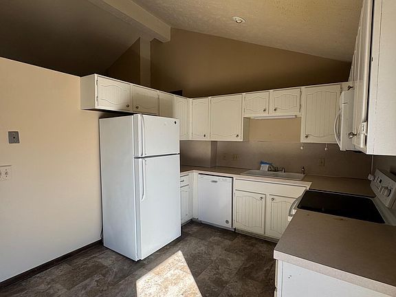 3rd image of 12811 Erskine St