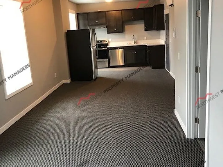 108 E Maple St — Photo 4