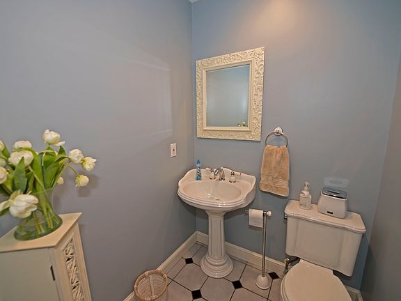 3rd image of 34 Pine St