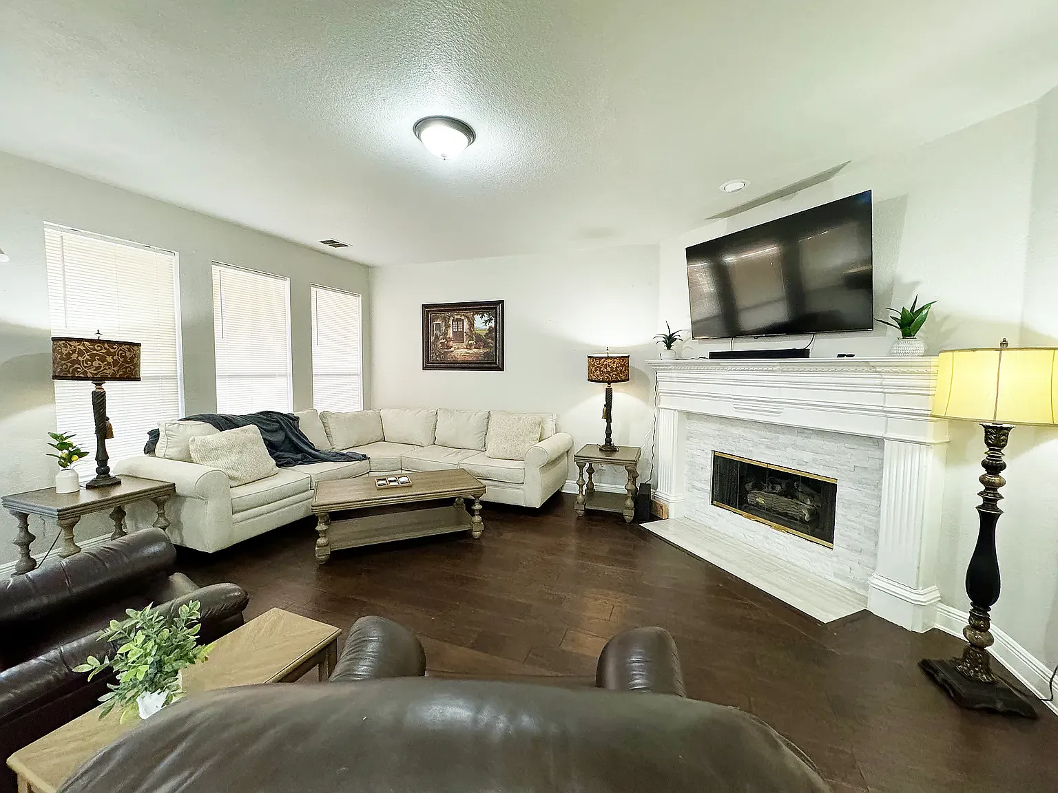 5 bed, 4262 sqft, $8,995 — Photo 2