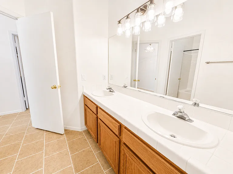 2054 Cardigan Ave — Photo 16