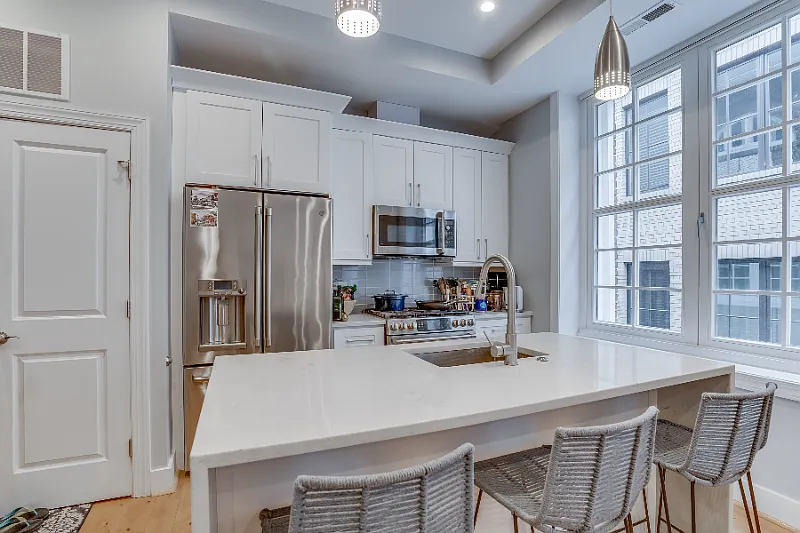 2 Bedroom 2.5 Bath Luxury Condo + Reserved Parking — Photo 4